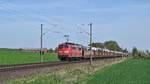 Die an DB Cargo vermietete Railpool 151 073 (ex DB) schleppt einen Autotransportzug am 19.04.18 zwischen Melle und Bruchmühlen in Richtung Osnabrück.