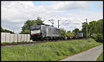 MRCE 189286 legt sich hier am 25.5.2021 um 10.47 Uhr mit einem Containerzug in Richtung Rheine am Ortsrand von Lotte in die Kurve!