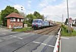 DB 185345-6 fährt hier am 2.5.2022 um 15.51 Uhr mit einem langen Auto Transport Zug in Richtung Rheine durch den ehemaligen Bahnhof Velpe und passiert hier das westliche Stellwerk Vw.