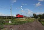 Vor den stattlichen Windrädern bei Westerhausen kommt hier links fahrend der IC 142 nach Amsterdam vorbei.