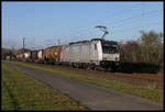 Akiem 186385-1 ist hier am 5.11.2020 um 10.27 Uhr bei Ibbenbüren - Laggenbeck mit einem Güterzug in Richtung Osnabrück unterwegs.