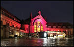 Am 23.11.2021 hielt ich bei Einbruch der Dunkelheit die illuminierte Fassade des Hauptbahnhof Osnabrück im Bild fest.