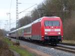 101 072 mit verspätetem IC 145 nach Berlin in Rheine=Bentlage, im Hintergrund der ICE auf Fahrt im Gegengleis, 01.01.22