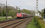 DB 185345-6 fährt hier am 2.5.2022 um 15.51 Uhr mit einem langen Auto Transport Zug in Richtung Rheine durch den ehemaligen Bahnhof Velpe.