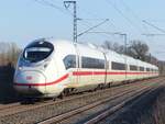 408 039 als ICE 144 Berlin - Amsterdam in der Nähe der ehemaligen Blockstelle Deves zwischen Rheine und Salzbergen, 03.03.2026