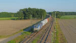 Ein Containerzug Richtung Bremen aus Hannover kurz vor Durchfahrt durch den Bahnhof Linsburg.
Aufgenommen im August 2020.