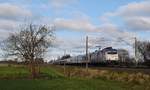 Die an RheinCargo und mit  500 Jahre Reforamtion -Werbung versehene 185 589 der Macquarie European Rail zieht den Schnee-Express-Leerzug am 07.01.18 durch Hde von Hamburg Hbf nach Mnster (Westf.).