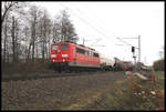 151048-4 überquert hier am 8.3.2019 um 12.58 Uhr mit einem Güterzug in Richtung Münster den Wilkenbach in Hasbergen.