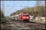 Während im Bahnhof Natrup Hagen der Rückbau der Gleise voran schreitet, passiert hier am 10.4.2019 um 16.57 Uhr die Preis Lok 101020-6 mit ihrem Intercity die Baustelle in Richtung