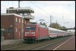 In Höhe des Stellwerks fährt hier 101010-5 am 1.11.2005 mit einem Intercity in Richtung Münster durch den Bahnhof Hasbergen.