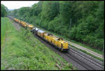 Ein Bauzug der DB mit 710966 an der Spitze fährt hier in Richtung Münster am 14.5.2006 um 9.30 Uhr auf den Lengericher Tunnel zu.