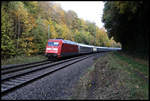 101043-8 ist hier am 20.10.2020 um 10.56 Uhr im südlichen Tunneleinschnitt bei Lengerich auf der Rollbahn in Richtung Münster unterwegs.