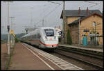 Ein langer ICE 4 durchfährt hier am 4.6.2021 um 8.24 Uhr den Bahnhof Hasbergen in Richtung Osnabrück.