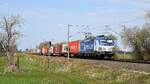 boxXpress 193 883 mit Containerzug in Richtung Osnabrück (Hüde, 18.04.2021).