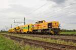 Strukton Railinfra Materieel 303 007 (92 84 2275 307-1 NL-SRM)  Demi  mit Gleisbaumaschinen in Richtung Osnabrück (Diepholz, 10.05.2021).