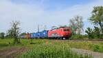 Nürnberger Leasing 120 201 (ex DB), vermietet an Bahnlogistik24, mit Containerzug DGS 91173 Hamburg Süd - Duisburg-Rheinhausen (Hüde, 01.06.2021).