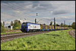 Die HLG 1599215 erreicht hier aus Richtung Münster kommend mit einem langen Holzzug am 7.5.2021 um 15.33 Uhr den Stadtrand von Lengerich in Westfalen.