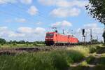 DB Cargo 185 391 und 185 XXX mit Niederbordwagen in Richtung Osnabrück (Hüde, 19.06.2021).