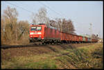 DB 185192-2 ist hier am Ortsrand von Hasbergen am 24.3.2022 um 16.38 Uhr mit einem Ganzzug in Richtung Münster auf der Rollbahn unterwegs.