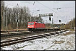 DB 185365-4 erreicht hier auf der Fahrt über die Rollbahn in Richtung Norden mit einem Container Zug am 2.4.2022 um 10.36 Uhr den Bahnhof Hasbergen.