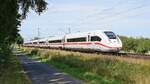 DB Fernverkehr Tz 9472 (412 072) als ICE 613 Kiel Hbf - München Hbf, es führt 5812 072 (bei Lembruch, 28.07.2022).