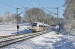 Ein ICE 4 ist hier am 11.3.2023 um 9.52 Uhr als ICE 517 am Ortsrand von Hasbergen nach München unterwegs.