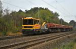 Ein Gleiskraftwagen Robel 54.24 der DB Gleisbau-Gruppe mit einem Schotterwagenzug durchfährt am 02.10.14 den ehemaligen Bahnhof Vehrte Richtung Osnabrück.