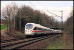 Der aus drei Einheiten des ICE 605 gebildete IC 2761 war am 17.04.2006 um 14.30 Uhr in Richtung Ruhrgebiet am Ortsrand von Hasbergen auf der Rollbahn unterwegs.