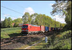 DB Vectron 193380 ist hier am 5.5.2020 um 9.11 Uhr am Ortsrand von Hasbergen mit einem Container Zug auf der Rollbahn in Richtung Münster unterwegs.