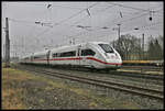 ICE 4 Nr. 9046 durchfährt hier am 16.12.2021 um 11.42 Uhr in Richtung Münster den Bahnhof Hasbergen.