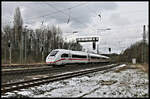 ICE 4 Nr. 9468 erreicht hier auf der Fahrt nach Hamburg am 2.4.2022 um 10.59 Uhr den Bahnhof Hasbergen.