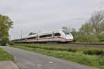 ICE 4 Nr. 9459 ist hier am Ortsrand von Hasbergen auf der Rollbahn am 4.5.2022 um 10.30 Uhr zum nächsten Halt in Osnabrück unterwegs.