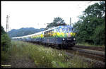 103220 mit dem Spitznamen  Blümchenwiese  erreicht hier am 6.6.1999 mit ihrem Touristikzug nach Rügen den Bahnhof Hasbergen.