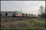 Hectorrail 241012 erreicht hier am 20.3.2019 aus Richtung Osnabrück kommend den Ortsbereich von Hasbergen und ist um 8.57 Uhr mit einem LKW Transport Zug in Richtung Münster unterwegs.