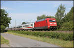 101027-1 mit Intercity Richtung Osnabrück am 25.6.2019 um 10.07 Uhr am Ortsrand von Hasbergen.