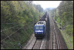 RAG 221 in Form der 185CL008 erreicht hier auf der Fahrt nach Norden am 15.4.2005 mit einem Kohlezug den Ortsrand von Hasbergen.
