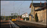 Seit dem 14.10.2019 ist die Rollbahn zwischen Osnabrück und Münster für einige Wochen voll gesperrt. U. a. sind auch im Bahnhof Hasbergen, wie hier am 15.10.2019 zu sehen, die Gleise 1 und 2 betroffen und für die Durchfahrt gesperrt. Lediglich die Güterzüge zum Stahlwerk in Georgsmarienhütte erreichen derzeit noch den Bahnhof. Der IC Verkehr von Osnabrück nach Münster und umgekehrt läuft über Rheine. Zwischen Osnabrück und Lengerich besteht im Nahverkehr Schienen Ersatz durch die  Gummibahn .