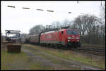 Railion 189061-5 wird hier im Bahnhof Natrup Hagen am 18.11.2007 um 10.39 Uhr in das Außengleis in Richtung Osnabrück geschickt, um eine Überholung abzuwarten.