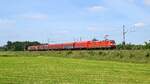 DB Cargo 185 184 mit Schiebeplanwagenzug in Richtung Osnabrück (Hüde, 15.06.2021).