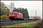 Bei typischem Novemberwetter mit Nieselregen erreicht hier die DB 152014-7 am 4.11.2021 um 12.37 Uhr mit ihrem Container Zug aus Richtung Osnabrück kommend Hasbergen an der Rollbahn.