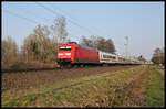 DB 101098-2 hat hier am 24.3.2022 gerade mit ihrem Intercity Osnabrück hinter sich gelassen und ist um 16.17 Uhr am Ortsrand von Hasbergen in Richtung Münster auf der Rollbahn unterwegs.