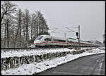 Winter an der Rollbahn in Hasbergen am 1.4.2022! Kein Aprilscherz!   ICE 4, leicht verunziert, ist hier um 11.43 Uhr auf dem Weg zum nächsten Halt in Münster in Westfalen.