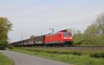 DB 185128-6 ist hier am Ortsrand von Hasbergen mit einem Ganzzug am 4.5.2022 um 10.27 Uhr auf der Rollbahn in Richtung Osnabrück unterwegs.