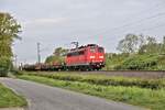 DB 151112-0 ist hier am Ortsrand von Hasbergen mit einem kurzen Schienen Transport Zug am 4.5.2022 um 09.24 Uhr auf der Rollbahn in Richtung Osnabrück unterwegs.