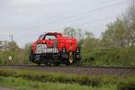 Alstom Hybrid Lok 1002 040-6 ist hier am Ortsrand von Hasbergen am 4.5.2022 um 9.27 Uhr solo auf der Rollbahn in Richtung Osnabrück unterwegs.