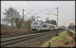 Am 16.2.2023 bespannte die Metrans 383423-1 den Sonderzug MSM 1111 von Hamburg zum Karneval nach Köln. Um 9.12 Uhr kam der Zug über die Rollbahn durch Hasbergen.