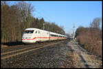 Ein ICE 1 in Richtung Ruhrgebiet ist hier am 7.2.2023 um 11.21 Uhr am Ortsrand von Natrup-Hagen auf der sogenannten Rollbahn unterwegs.