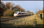 Ein ICE 4 fährt hier auf der Rollbahn am 22.11.2023 um 13.51 Uhr durch den Haltepunkt Natrup-Hagen in Richtung Münster.