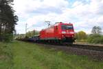 Nahe der Tecklenburger Mühle ist hier am 21.04.2024 um 14.31 Uhr die DB 185211-4 mit einem Stahlzug in Richtung Osnabrück unterwegs.