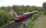 DB 146113 fährt hier am 22.04.2024 um 14.20 Uhr  mit dem RE 2nach Osnabrück HBF durch die am Stadtrand liegenden Bauernschaft Hörne.